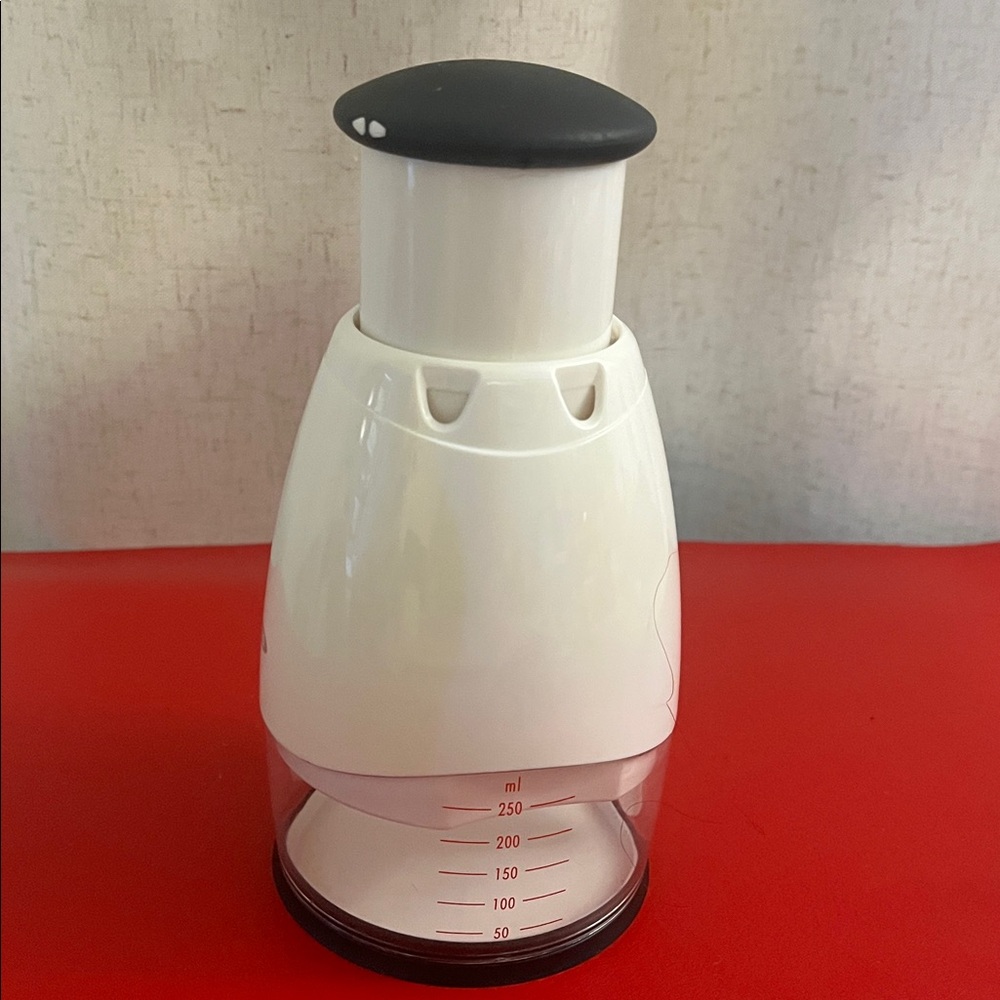 OXO Black and White Manual Chopper